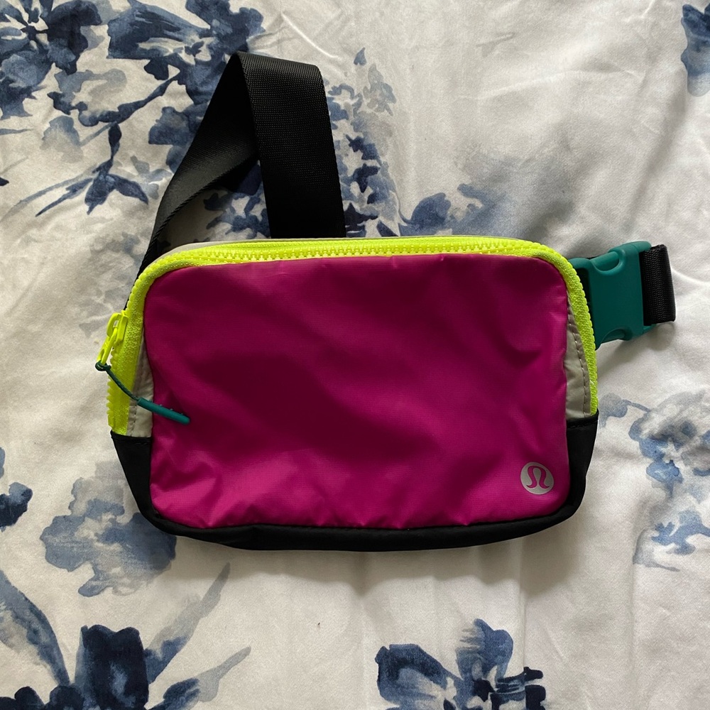 Lululemon Everywhere Belt Bag - Hot Pink